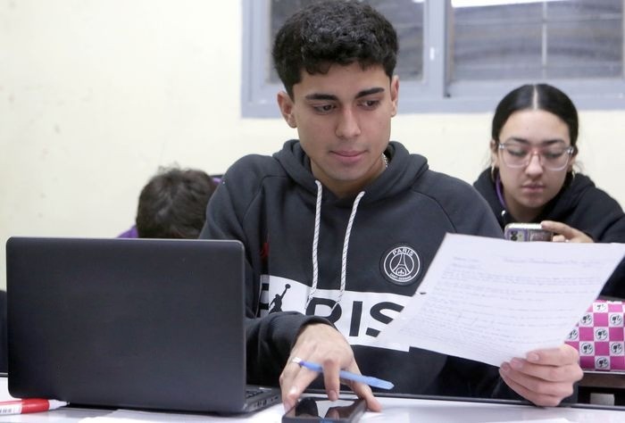 UN MAL NECESARIO:  CADA ESCUELA DECIDE SOBRE EL USO DE CELULARES EN EL AULA.